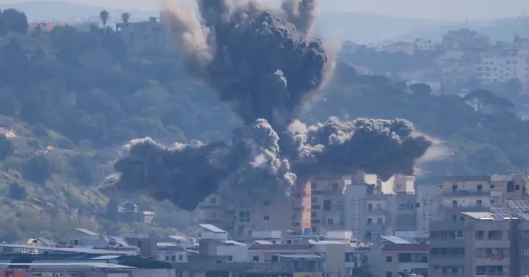 লেবাননের টায়ারে ইসরাইলি হামলার পরে আব্বাসিয়েহ এলাকায় বিস্ফোরণ থেকে ধোঁয়া উঠছে